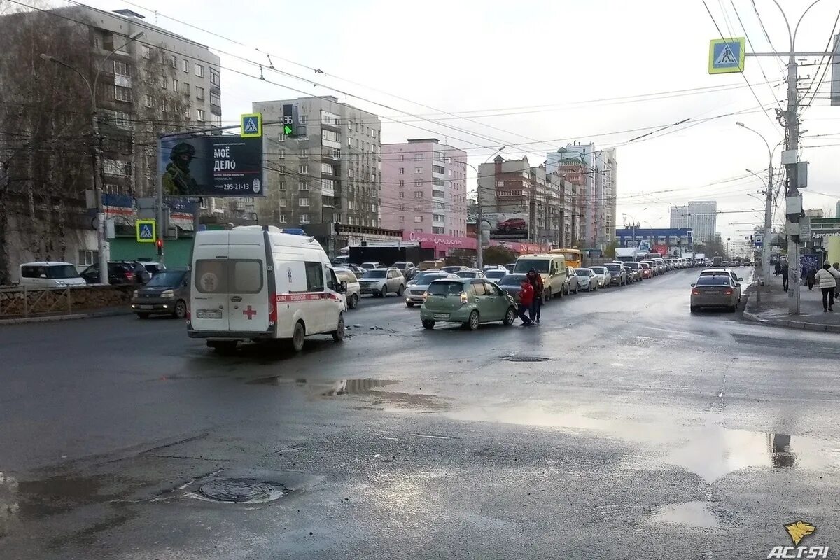 Новости новосибирска 54. Новости новосибирска 54. Машина стоит на светофоре. Новости новосибирска 54. Перевернутый автомобиль новосибирск.
