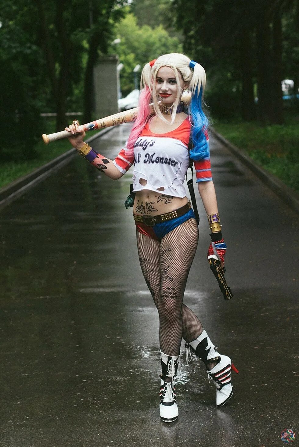 Харли квинн. Харли квинн. Косплеерша харли квинн. Харли квинн. Х̆̈ӑ̈р̆̈л̆̈й̈ к̆̈в̆̈й̈н̆̈.