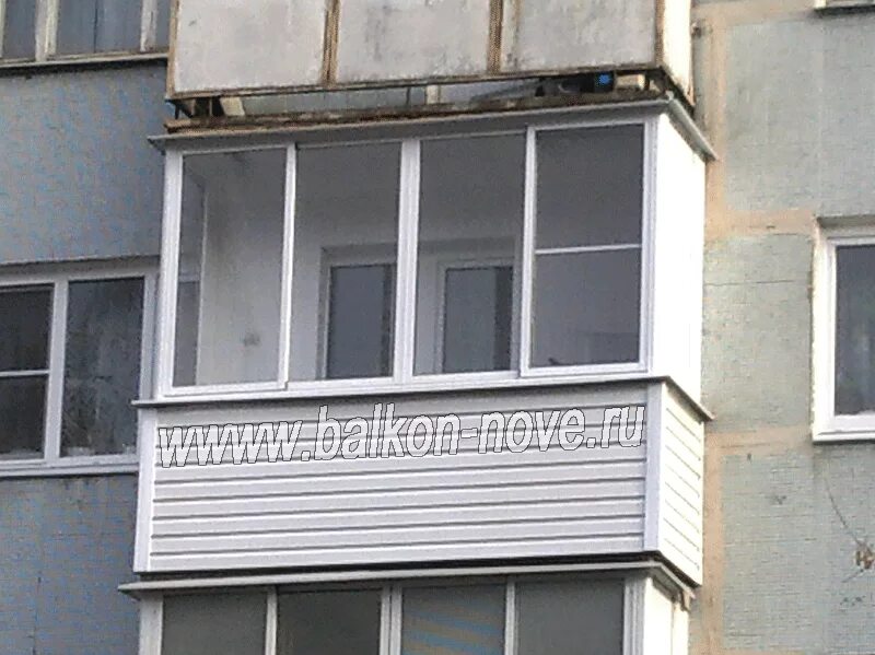 остекление балкона в панельном доме. остекление панельного дома. старый остекленный балкон. лоджия копэ остекление. панорамные окна на балконе в хрущевке.