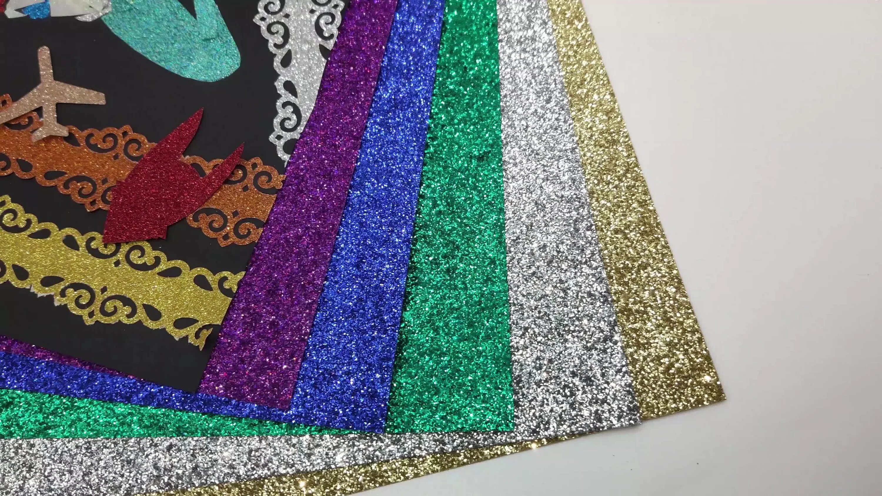 Color paper mixed personalities. корона из картона. поделки из фоамирана с блестками. что можно сделать из блестящей бумаги. блестящая бумага для поделок.