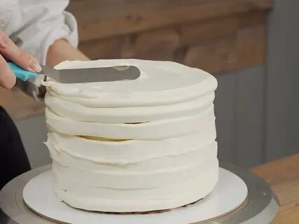 Выравнивание торта творожным кремом и маслом