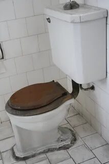 Старый унитаз
