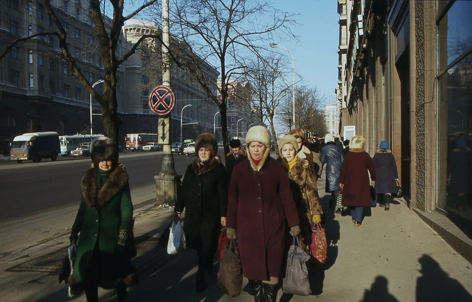 Москва 1982 фото. Улица горького москва 1982. советская улица зимой. улицы москвы в ссср зимой. советские женщины зимой на улице.