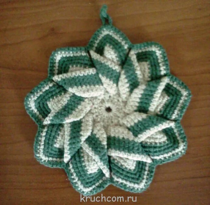 Панно из вязаных цветов. Рождественская звезда из лоскутов. Прихватка звездочка крючком. Вязание прихватки звезда крючком. Прихватка звездочка крючком.