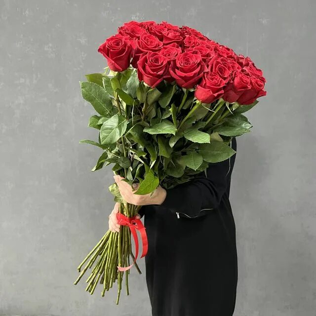 Розы голландские 25 роз букет. Эквадорские розы 80 см. Букет из метровых роз. Высокие розы. Метровые розы.