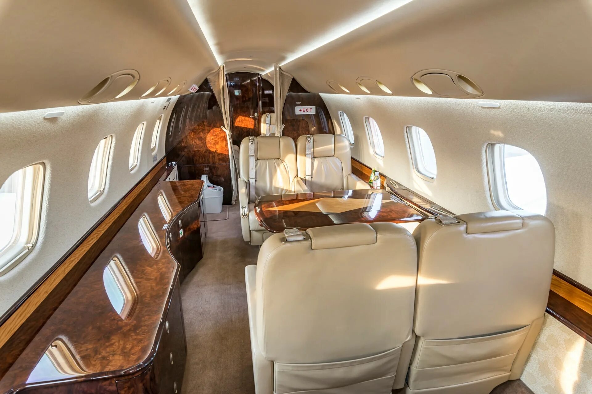 самолет челленджер 600. 600 самолетов. 600 самолетов. Challenger 604. Bombardier cl-600-2b16 challenger 605 салон.