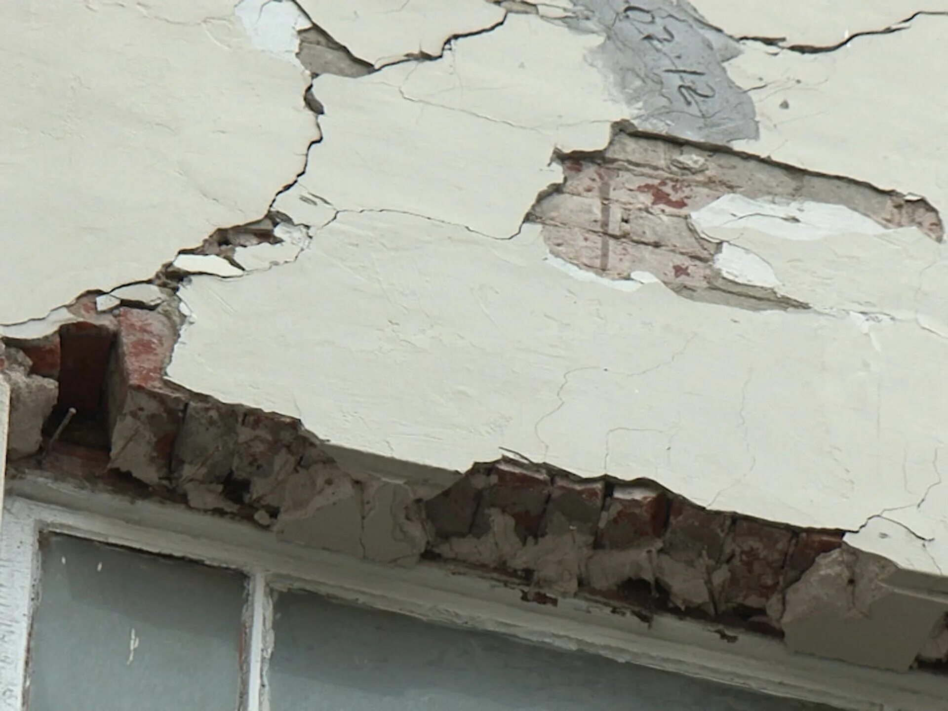 Трещина в здании. Трещина в частном доме. Разрушение штукатурного слоя фасада. Трещины в панельном доме.