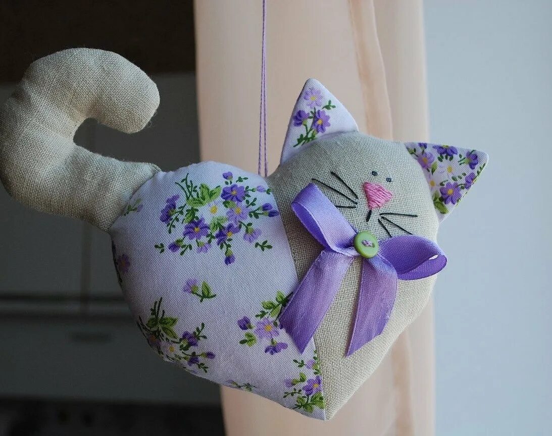 Что можно сшить из ткани. Игрушки из ткани. Интерьерные игрушки из ткани. Игрушки своими руками из ткани. Котики из ткани.