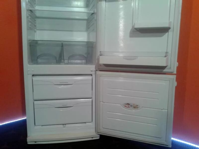 Холодильник атлант авито. Атлант КШД 126-1. КШД-126-1. Холодильник Атлант КШД 126-1. Двухкамерный холодильник Атлант модель КШД 133 М.