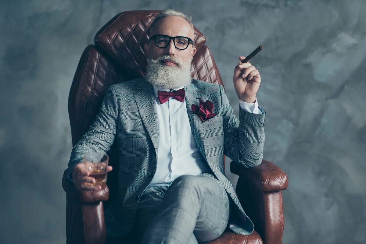 Мужчина в костюме с сигарой. Мужчина в кресле с сигарой. Солидный мужчина. Крутой бизнесмен. Дедушка дает деньги