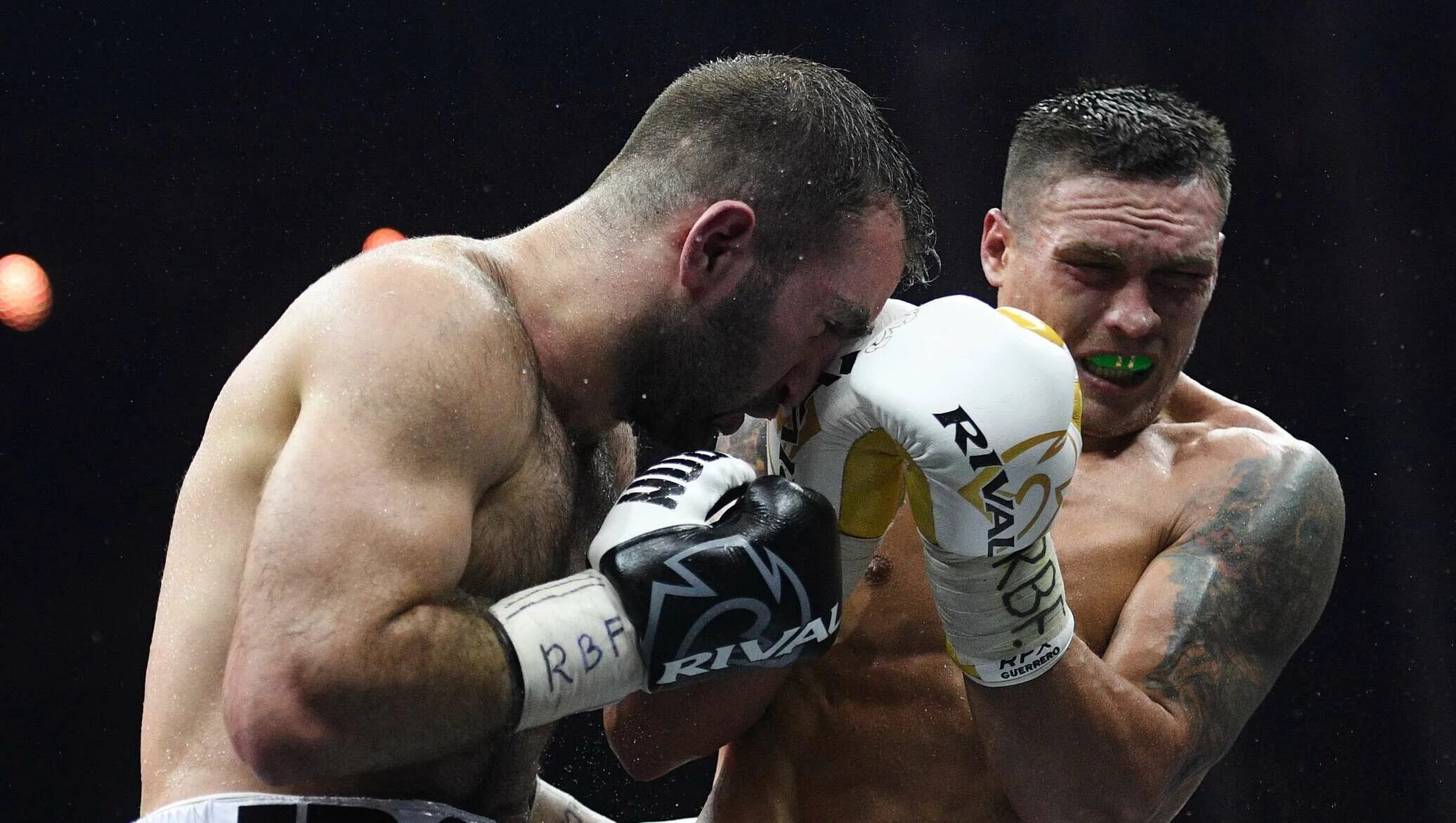 Бой мурата усика. Усик гассиев. Бой мурата усика. Усик с поясом wbc. Бой мурата усика.