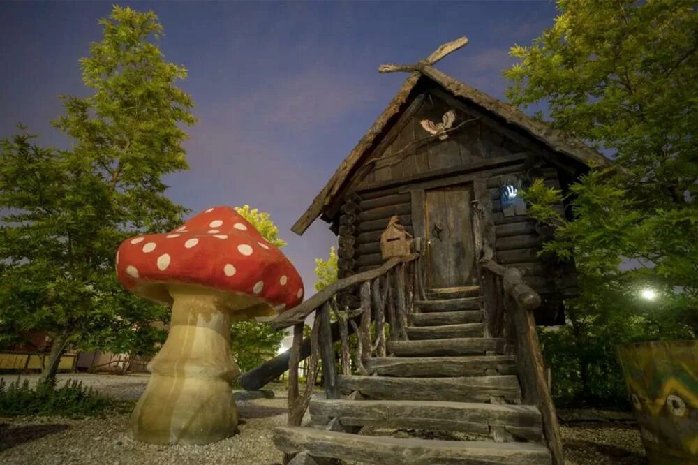 Избушка бабы яги в парке лога каменск-шахтинский. Парк баба яга. Памятник лукоморье таганский парк. Баба яга сочи парк. Баба яга в брянске юность.