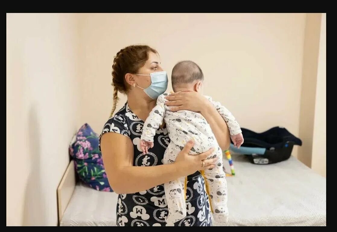 суррогатный отец. суррогатные дети и их родители. семья и новорожденный ребенок.