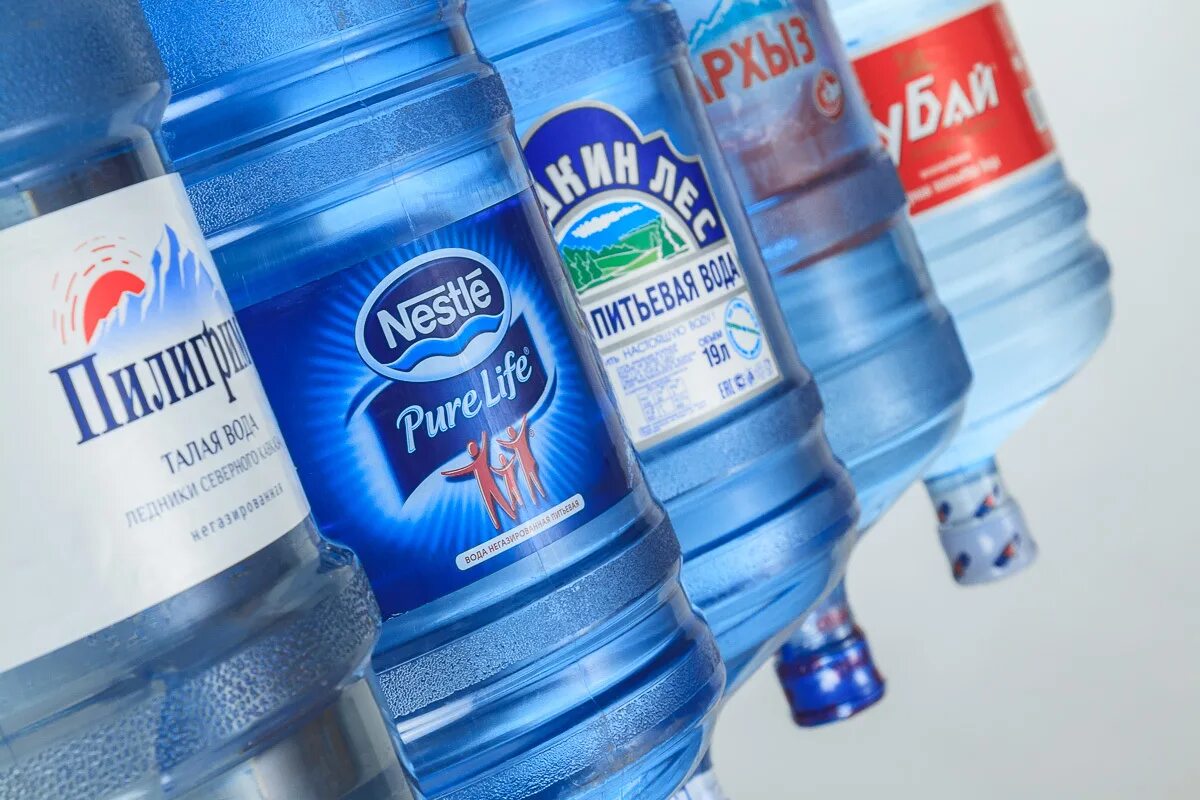 Спонсор воды. Питьевая вода бренды. Бутилированная вода марки. Известные марки воды. Американские марки воды.