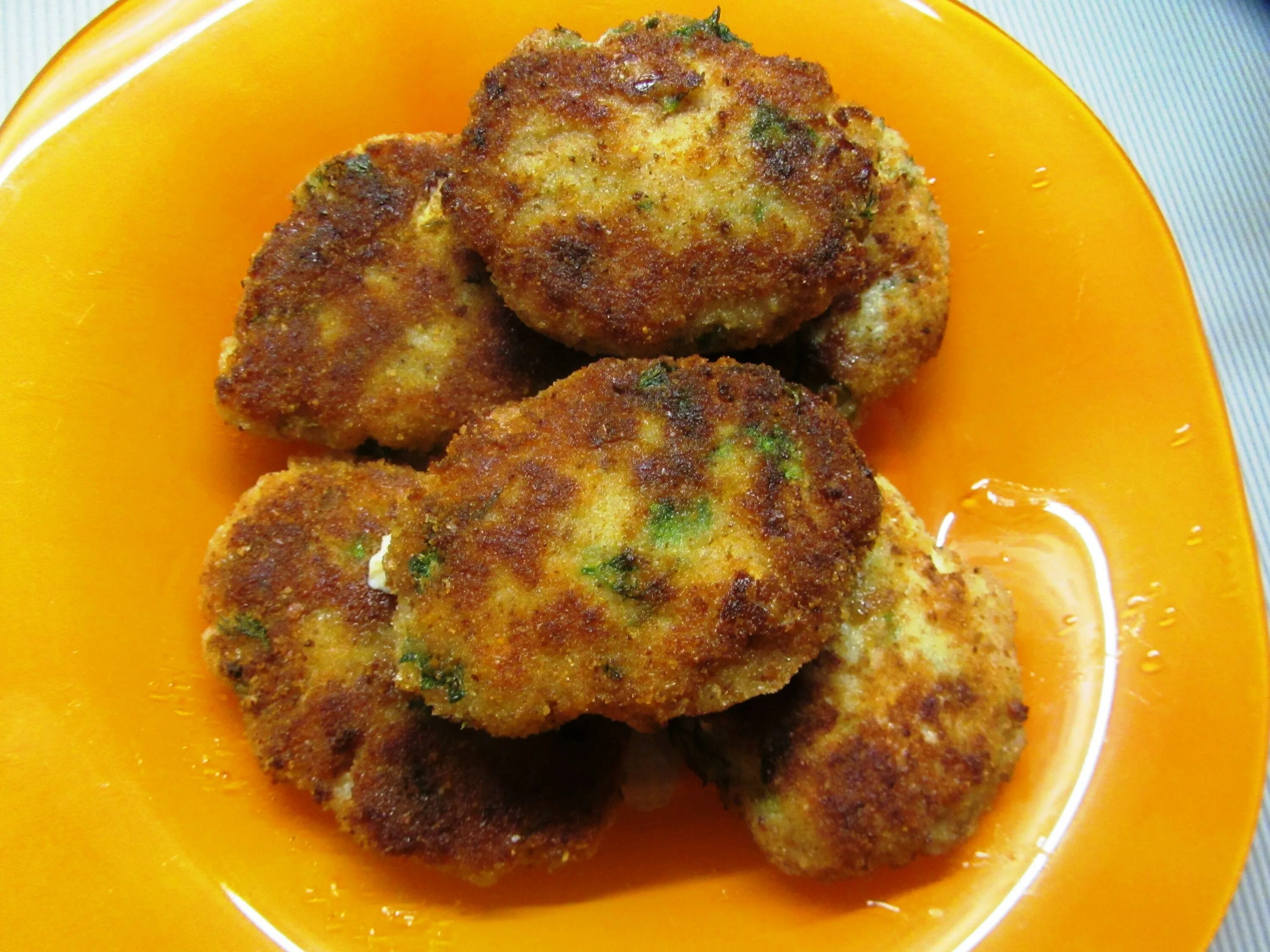 Котлеты из хека в духовке диетические. Вкусно приготовить рыбные котлеты из фарша рецепт. Пангасиус филе котлеты. Котлеты описание. Биточки рыбные.