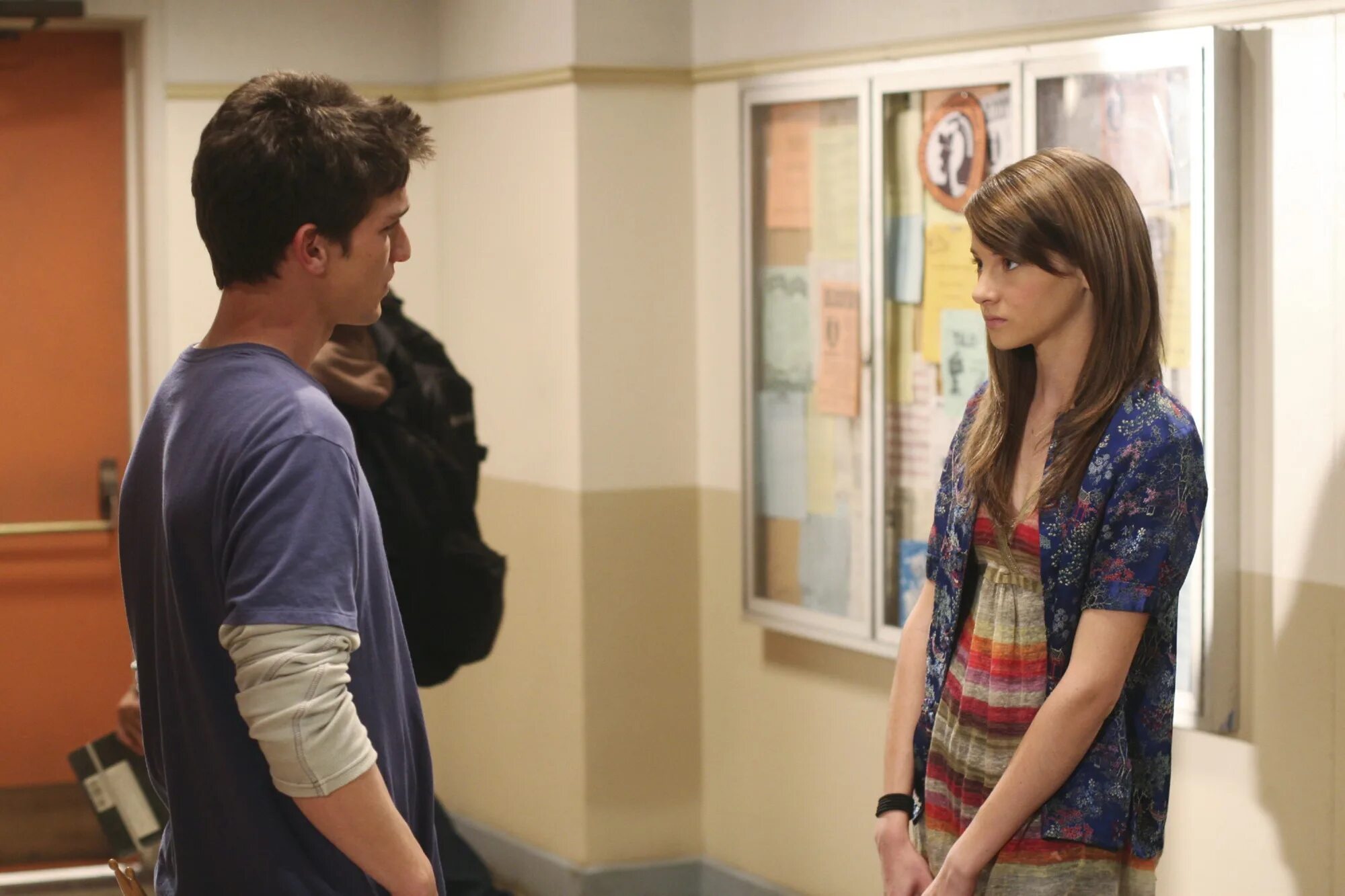 втайне от родителей эми. логан лерман 2021 хорошо быть тихоней. сереал "13 причин почему?". молодежные мелодрамы. красавчику школы понравилась неудачница.