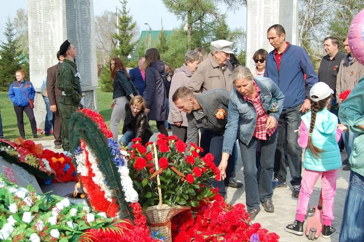 Новости куйбышева сегодня. Парк Победы Куйбышев НСО. С днем Победы. Композиция к 9 мая. Победный май.