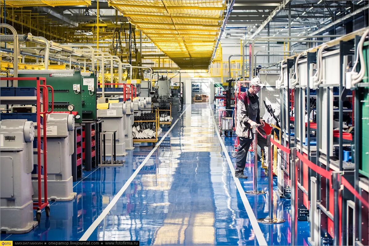 современный завод. ооо комбинат волна. цех по производству металлоконструкций. конвейер на заводе. люмер производственный.