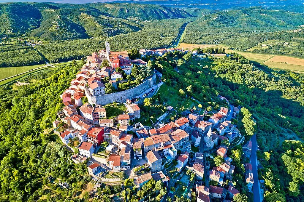 Мотовун Хорватия. Город Мотовун в Хорватии фото. Motovun Croatia. Опрталь.