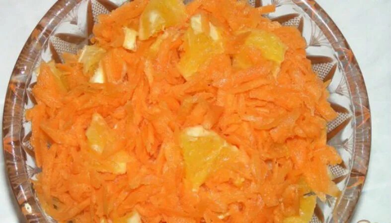 Салат из моркови с апельсином. Салат с морковью и апельсином. Салат с морковкой и изюмом яблочком. Пироги с корейской морковкой и курицей. Корейская морковь с апельсином.