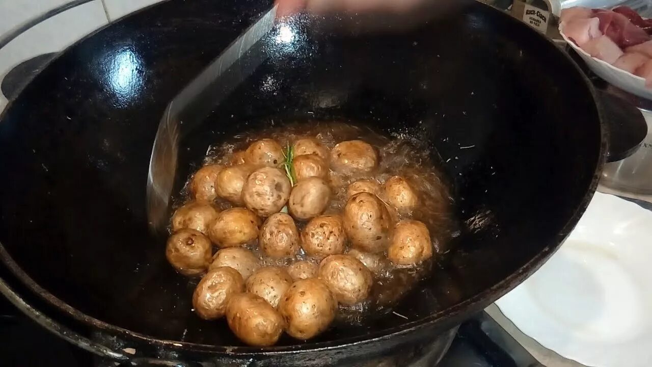 Приготовление картошки в казане. Обжаренная картошка в казане. Молодой картофель в казане. Картошка в мундире в казане. Круглая картошка в казане.