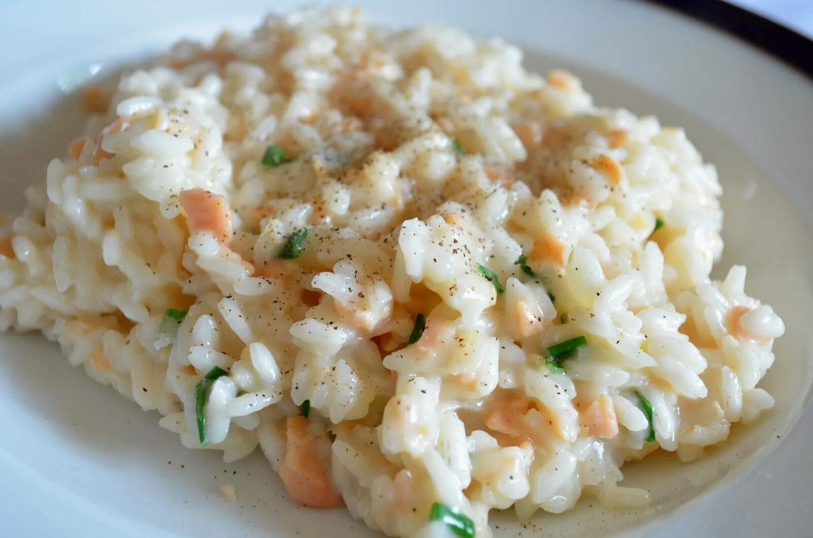 Рис с рыбой и сыром. Рыбное ризотто. Salmon Risotto. Рис ризотто крупа. Ризотто с семгой.