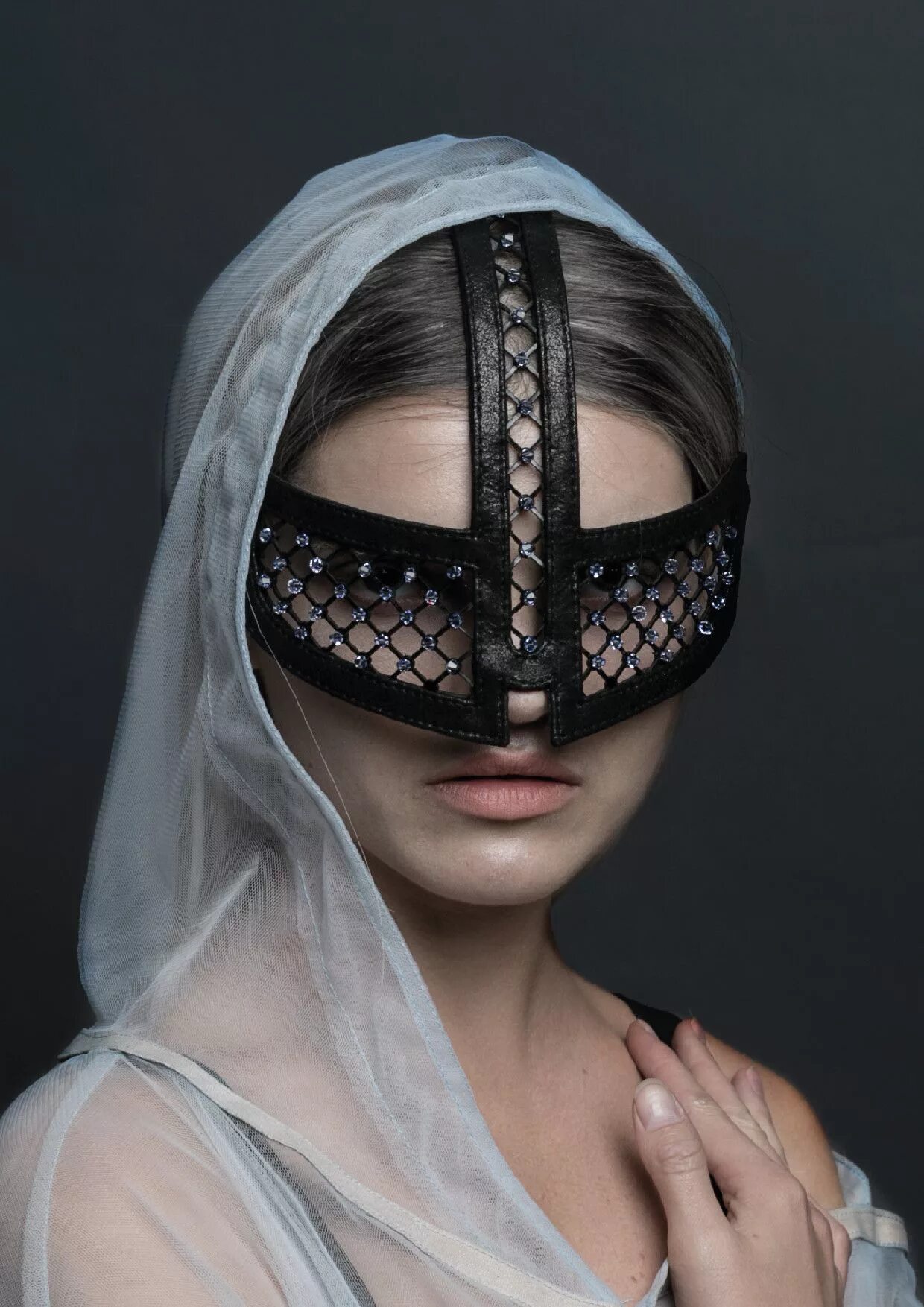 Маска женская. Маскарадная маска с вуалью. Сеточка на лице принцессы. Маскарадная маска с перьями. Маска с вуалью.