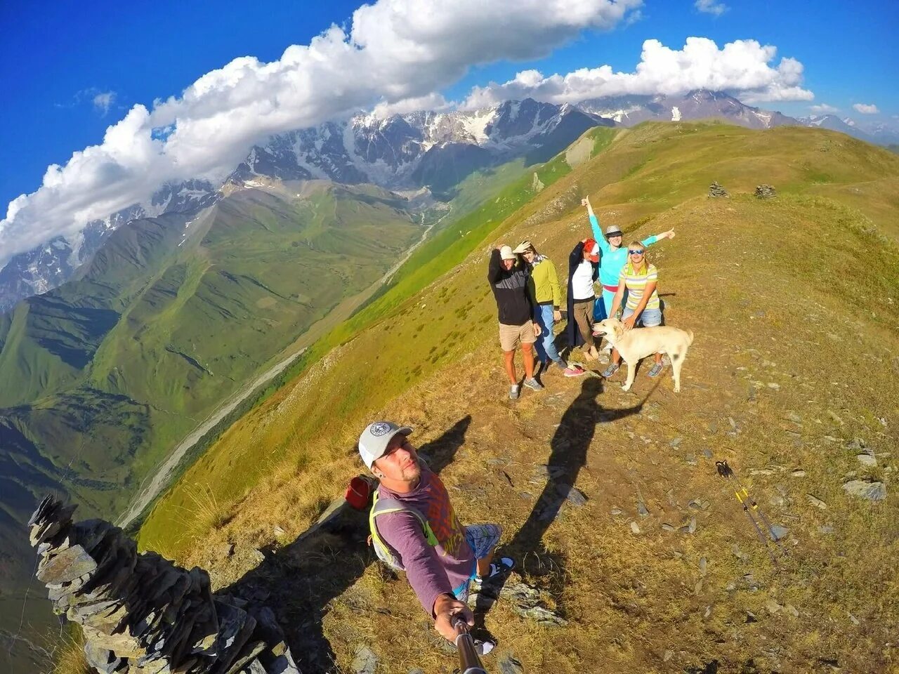 В грузию самостоятельно. Туристы в Грузии. Батуми горы. Горы Грузия треккинг. Поход горы Грузия.