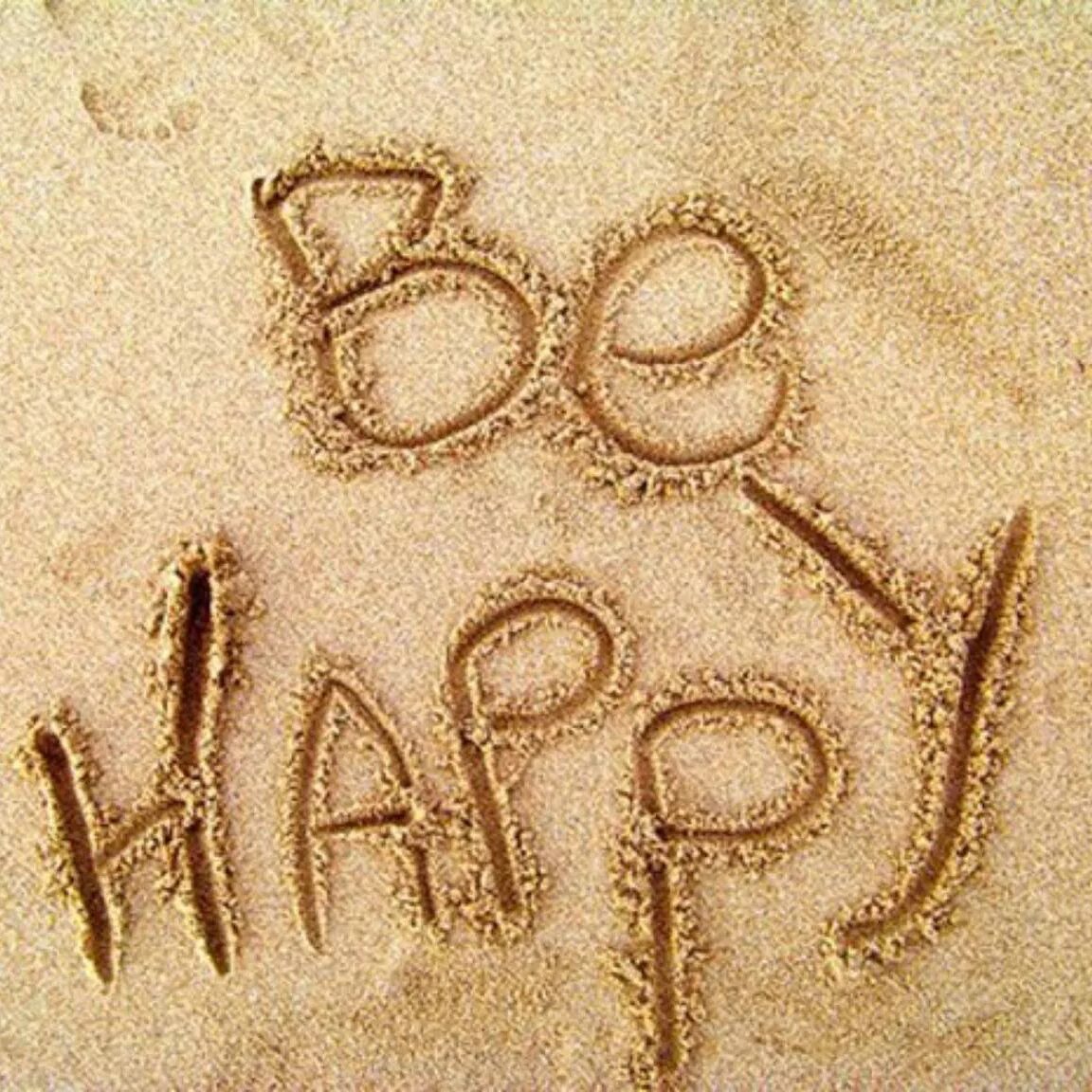 Всего. Счастье. Счастлива надпись. Счастье есть на песке. Человек рожден для счастья.