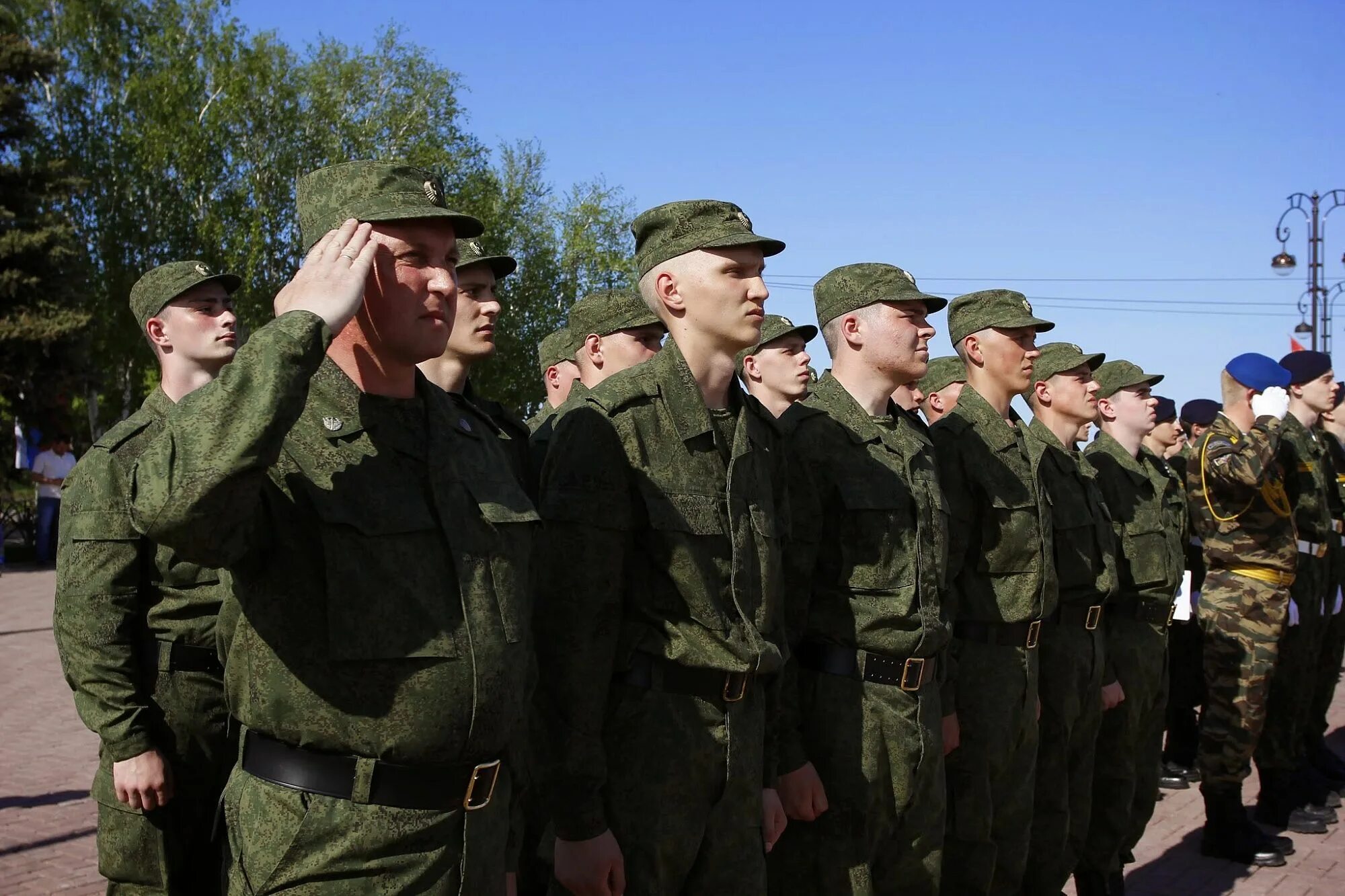 Срочная служба в армии. Сборный пункт в армии. Солдат на службе. Президентский полк присяга 2022 купавна. Срочники российской армии.