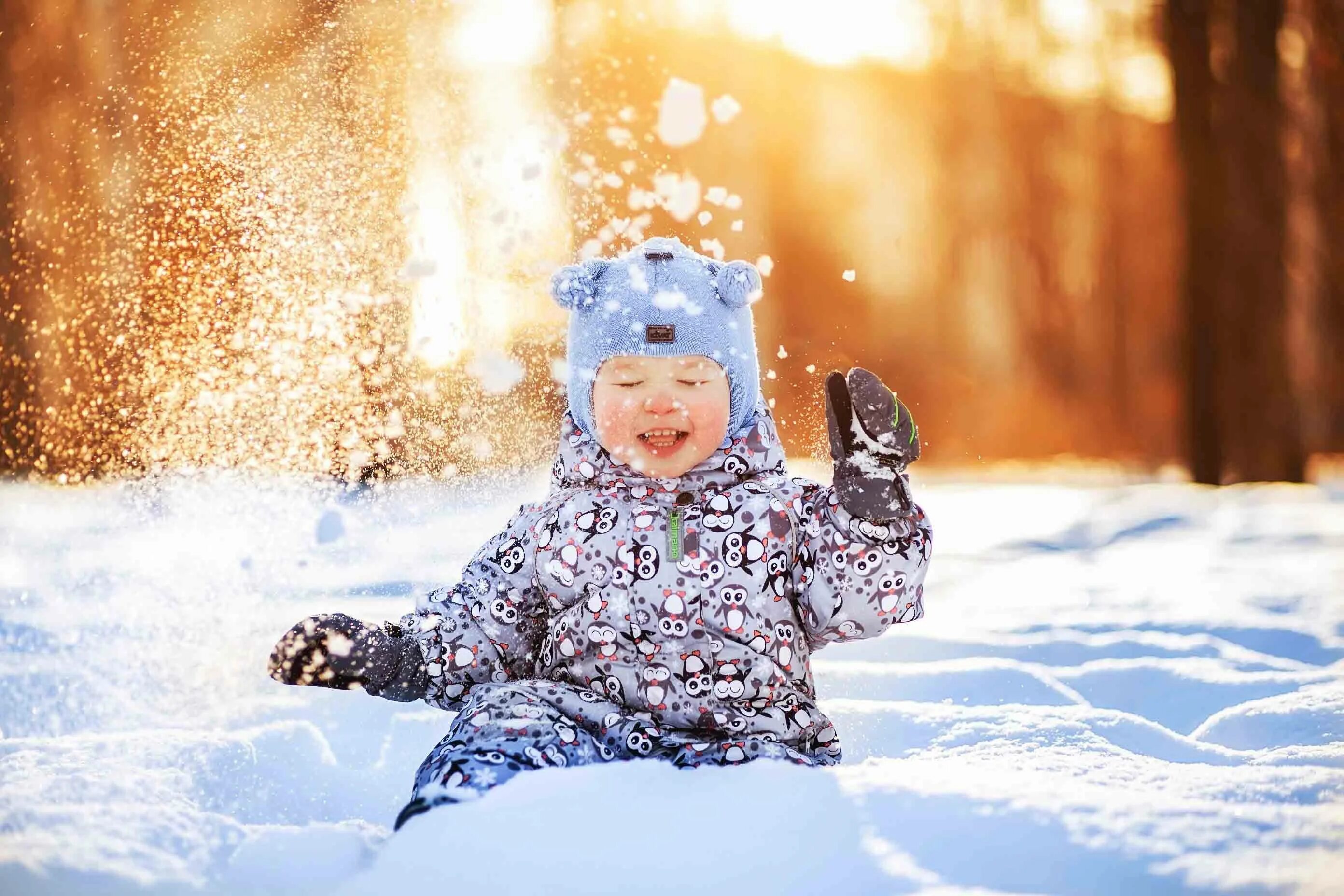 Дети зимой. Дети в снегу. Зимняя фотосессия с ребенком. Дети на прогулке зимой.