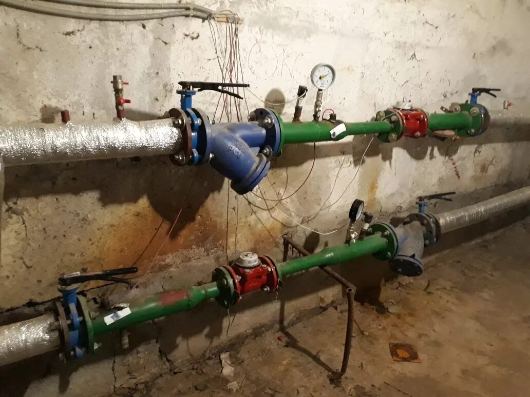 Монтажа инженерных систем хвс. Ремонт отопления в мкд. Опрессовка системы отопления в многоквартирном доме. Котельные на теплотрассах. Инженерные коммуникации в доме.