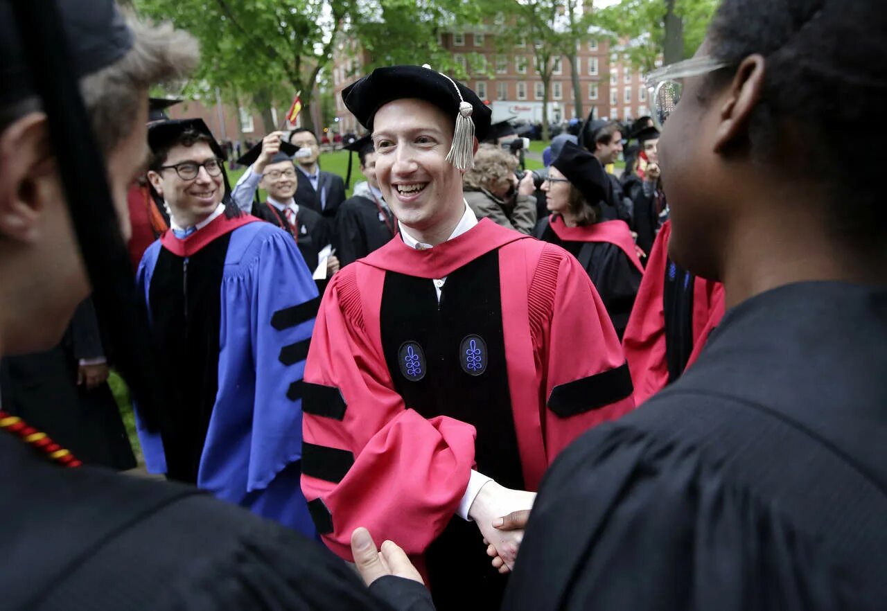 Оксфордский университет выпускники оксфордского университета. Harvard graduate. Harvard graduate. Гарвардский университет студенты. Гарвард университет форма.
