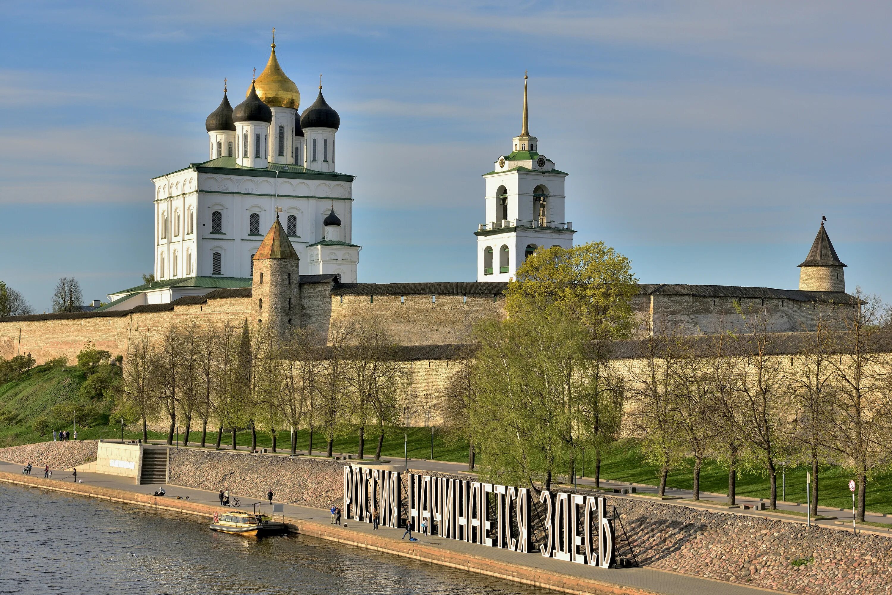 8 кремлей россии. Псковский Кремль кром. Псковский Кремль Псков. Псков Кремль с рекой Великой. Каменный Кремль в Пскове.