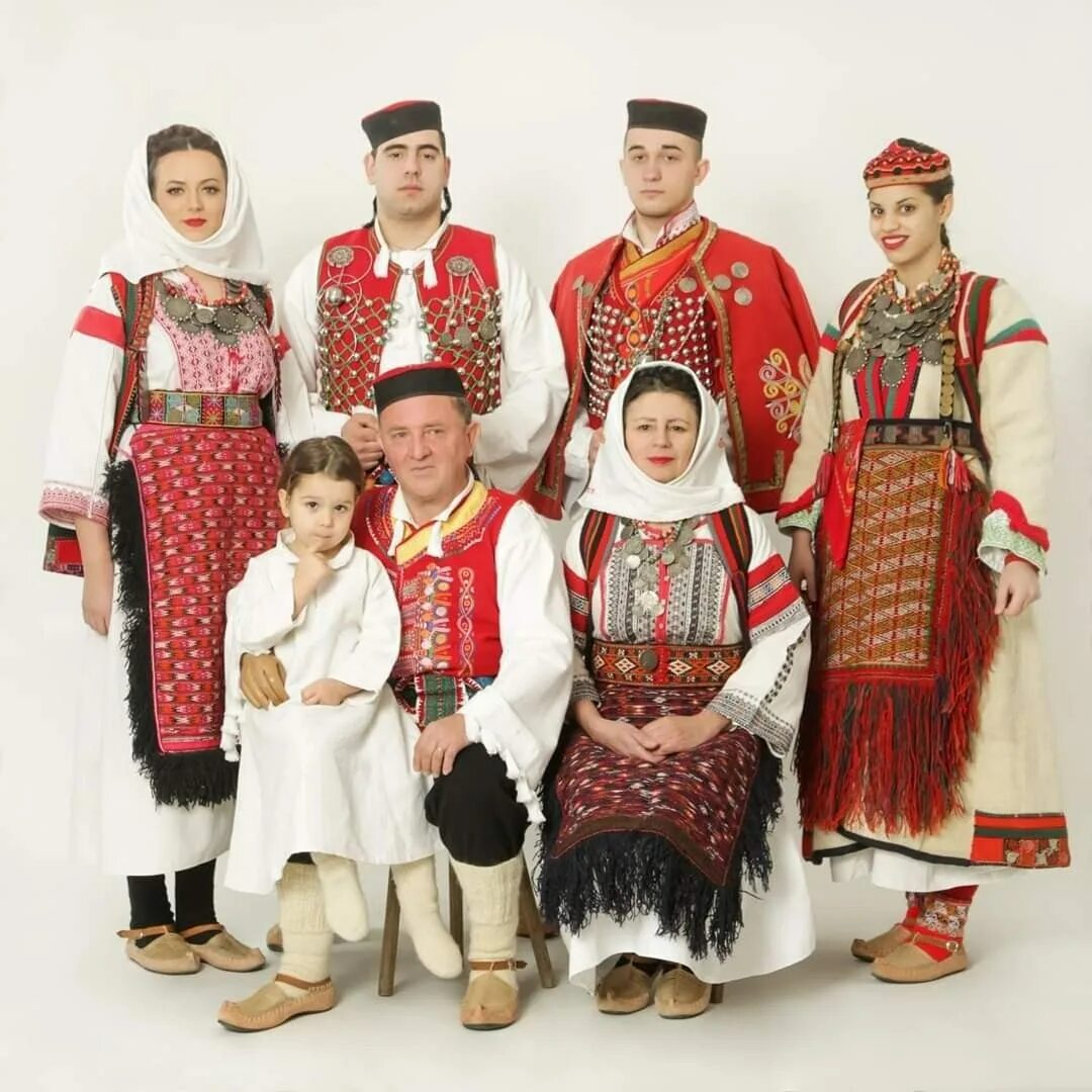 Народный костюм сербии. Национальный костюм сербов. Балканский национальный костюм. Сербия национальный костюм сербия женщины. Сербский ансамбль коло.