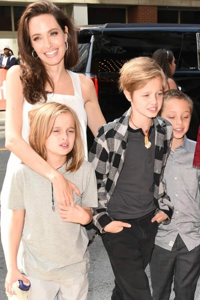 Шайло нувель питт. Шайло биография. Анджелина джоли и шайло. Shiloh jolie pitt. Дочь анджелины джоли шайло.