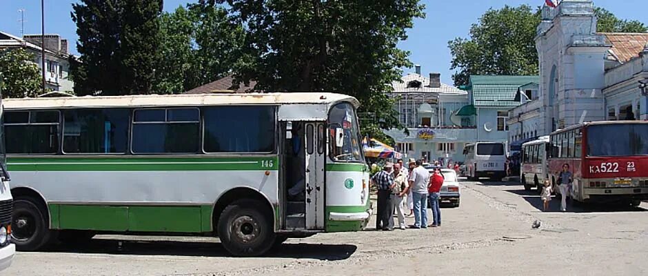 Автобусы сухуми. Автобус Сухум. Ростов Сухум автобус. Автостанция Сухум. Автовокзал Сухуми.