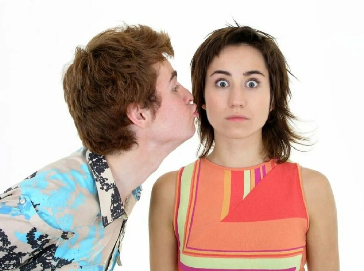 Боязнь отношений фобия. Женщина отталкивает мужчину. Страх близких отношений. Женщина с закрытым ртом. Почему девушка боится отношений.