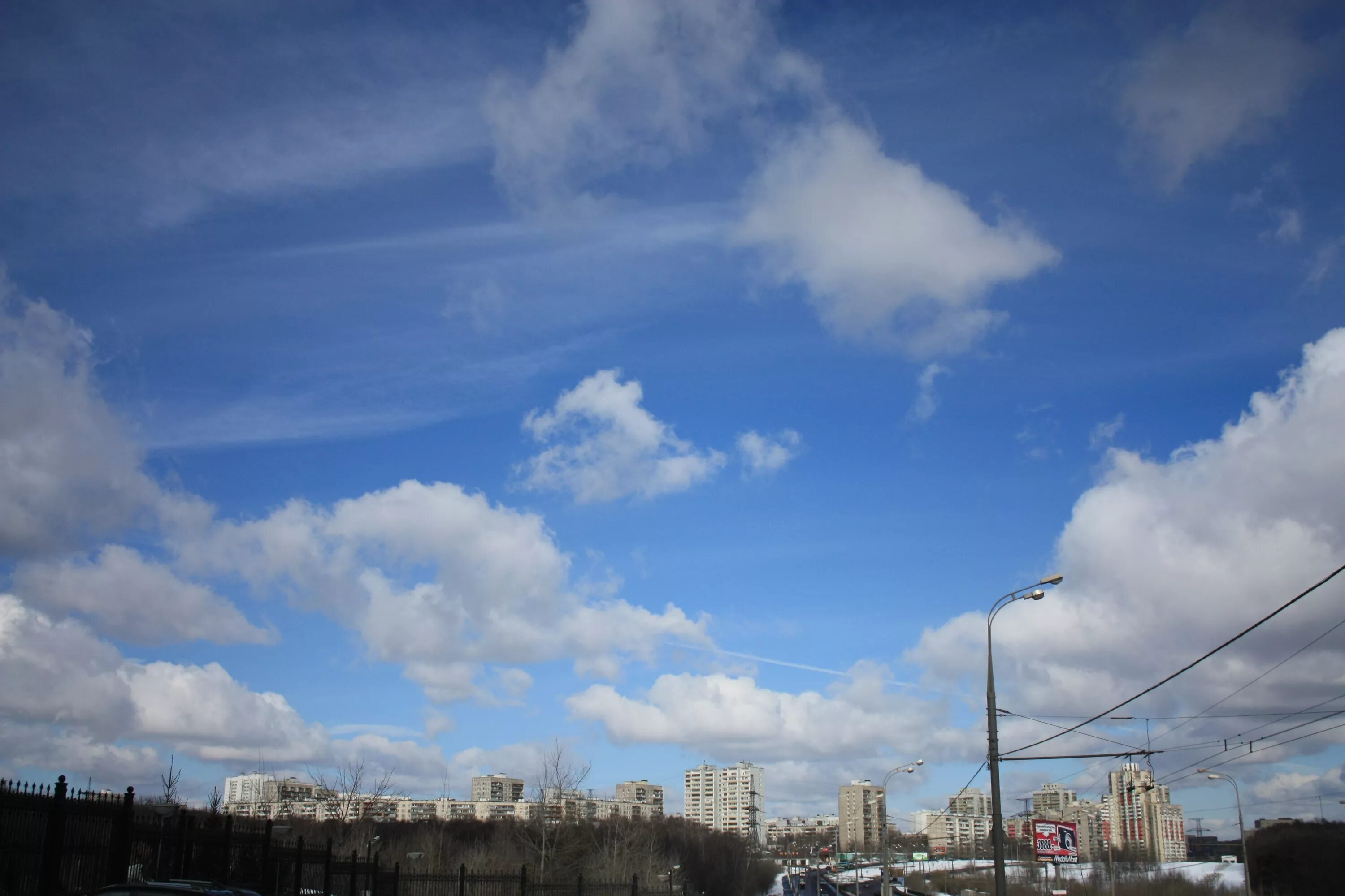 Чистое небо над городом. Облака Москва. Небо Москва. Москва тучи.