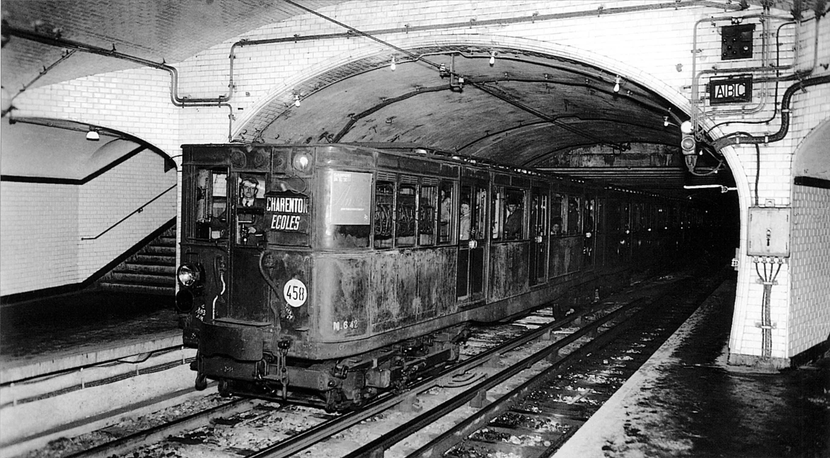 Метро Парижа 1900. Первое метро в Лондоне 1863. Метро Парижа 1940. Станция метро в Париже 1900. Метро старого года