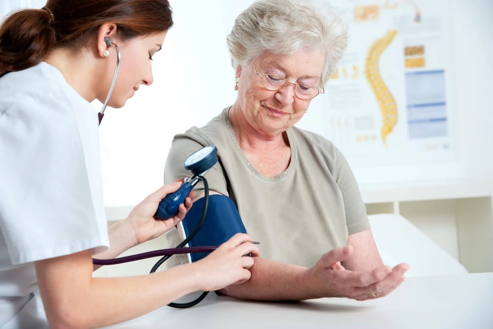 Регулярное наблюдение за состоянием своего здоровья. Медсестра измеряет давление. Измерение давления у пожилых. Измерение артериального давления у пожилых людей. Артериальная гипертензия у пожилых.