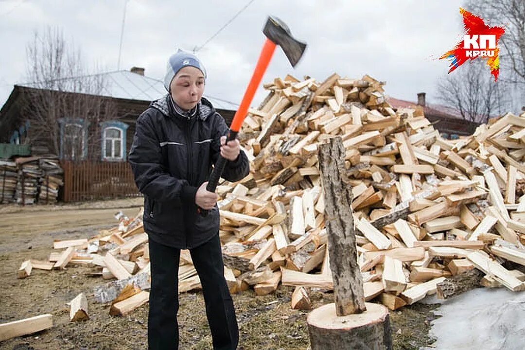 Рубить дрова. Колка дров. Колка дров зимой. Расколотые дрова.