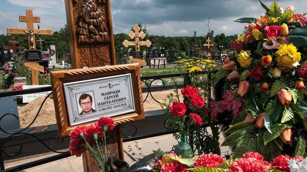 Могила мавроди. Памятник мавроди фото. Могила сергея мавроди на троекуровском кладбище. Могила мавроди похороны. Могила сергея мавроди на троекуровском кладбище.
