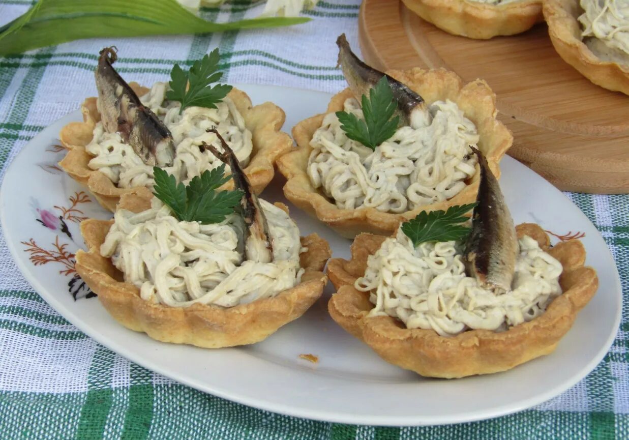 Тарталетки со шпротами и сливочным сыром. Закуска из шпрот в тарталетках. Тарталетки с тунцом консервированным. Тарталетки с сельдью. Тарталетки с тунцом.