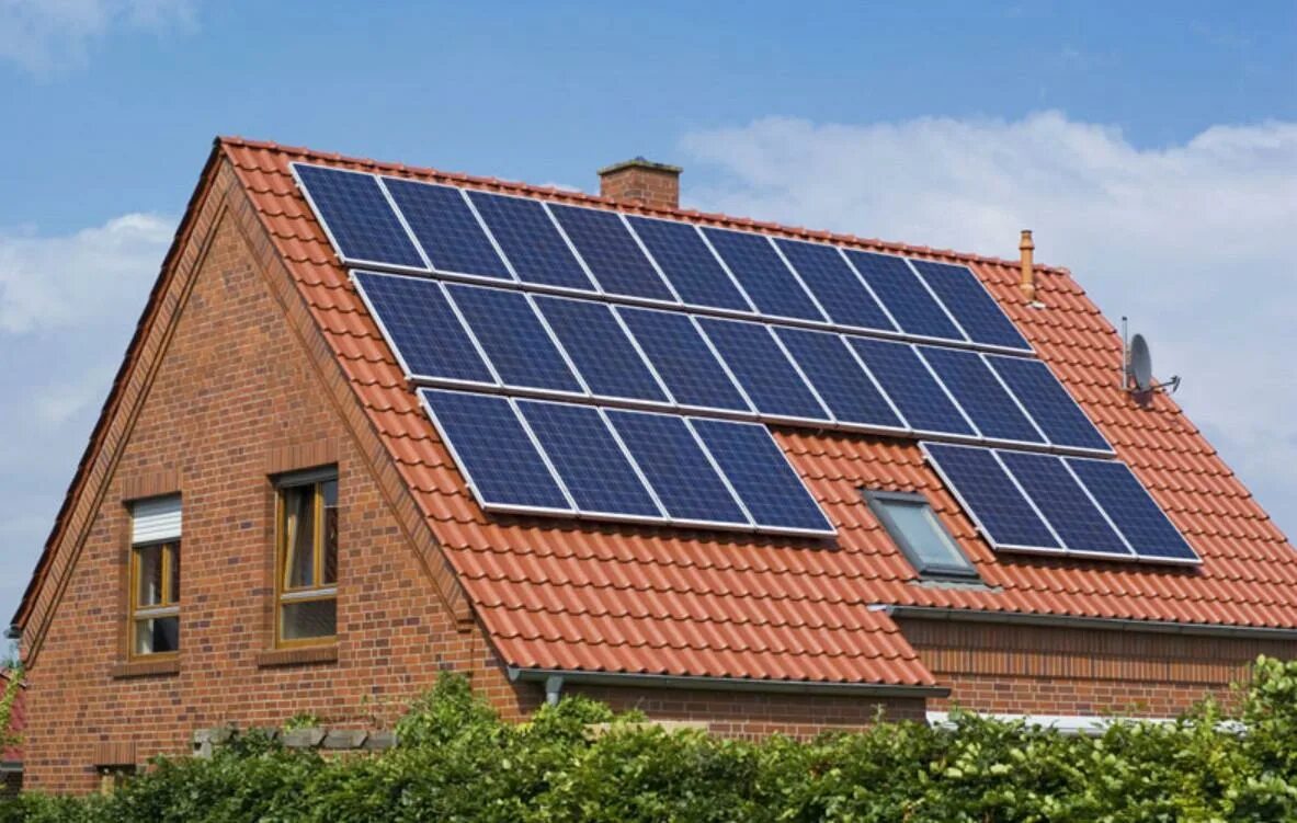 Солнечные батареи фото. Солнечные батареи. Панели солнечных батарей. Солнечные батареи на крыше. Фотоэлектрические панели.