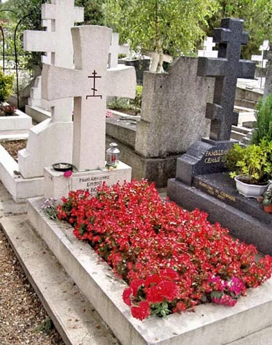 кладбище сен-женевьев-де-буа могила бунина. иван бунин могила. бунин похоронен. кладбище бунина сент женевьев. бунина сент-женевьев-де-буа в париже.