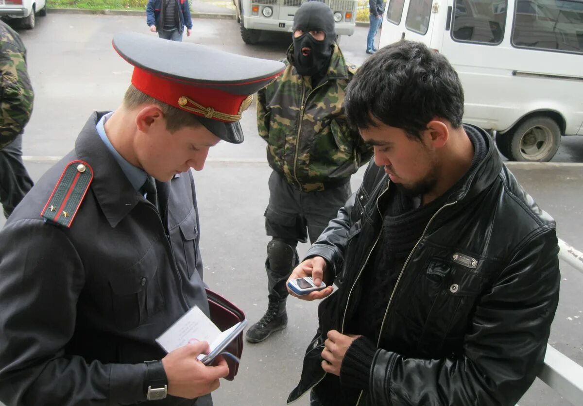 Полиция проверяет мигрантов. Преступность мигрантов. Сотрудники милиций Таджикистана. Милиция и мигрант.