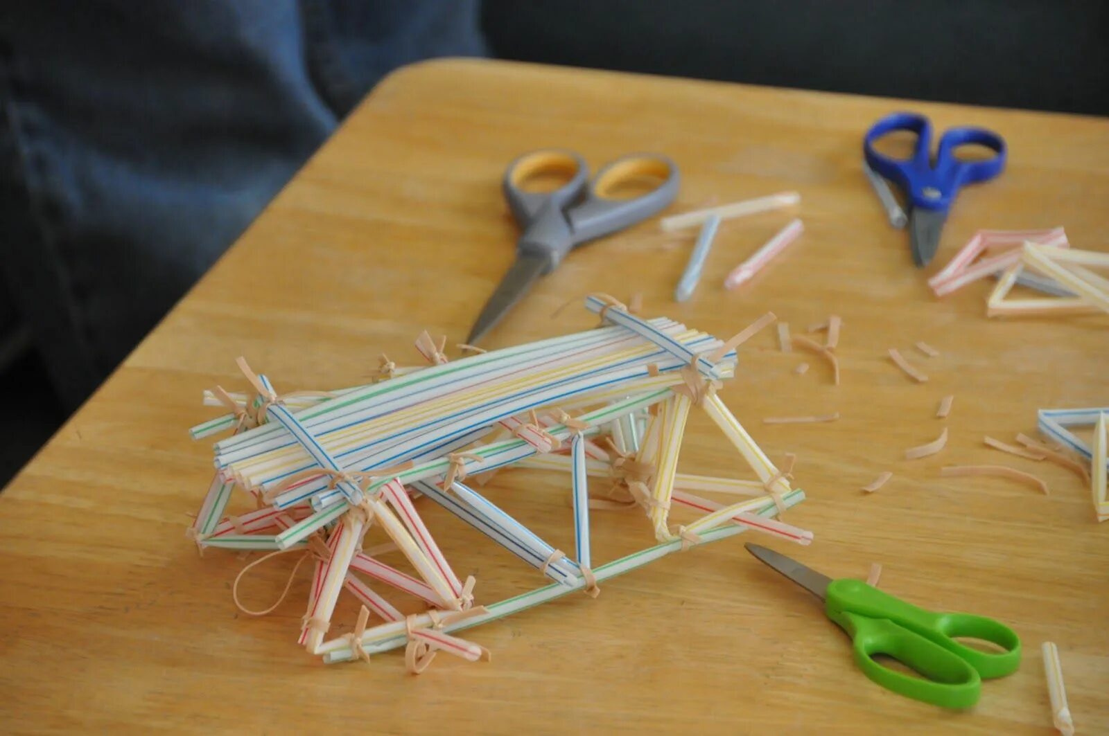 Презентация конструирование сложных форм из пластиковых трубочек. Мост из трубочек. Макет моста из трубочек. Мост из трубочек для питья. Поделка мостик из трубочек.
