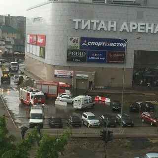 Сотни посетителей "Титан Арены" эвакуированы после сильного ливня...