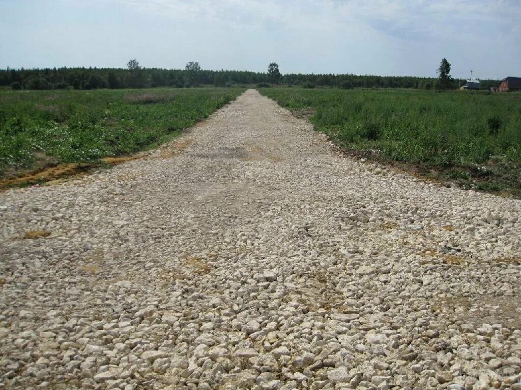 Село щебень. Дорога гравий. Щебеночная дорога. Отсыпка дороги. Отсыпка дороги щебнем.